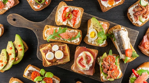 Ensemble de toasts (pains grillés) sur une planche apéro.